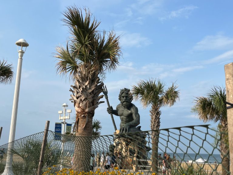 king neptune statue at virginia beach